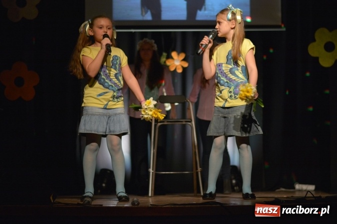Zdjęcie w galerii na portalu naszraciborz.pl: Na wiosenną nutę na scenie w MDK wiadomości z regionu