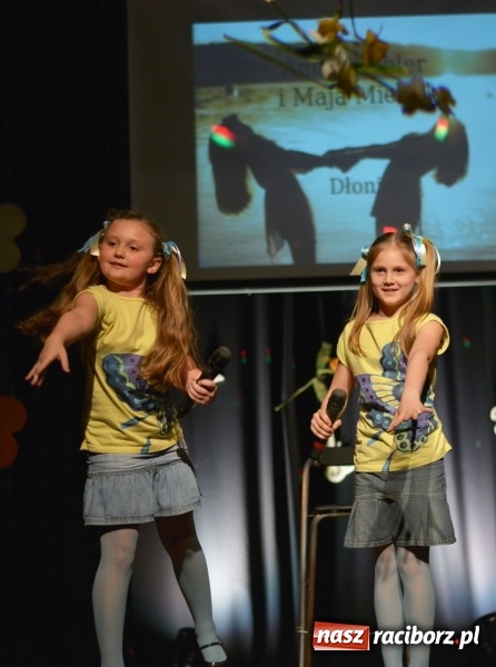 Zdjęcie w galerii na portalu naszraciborz.pl: Na wiosenną nutę na scenie w MDK wiadomości z regionu