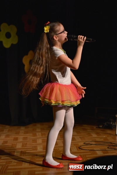 Zdjęcie w galerii na portalu naszraciborz.pl: Na wiosenną nutę na scenie w MDK wiadomości z regionu