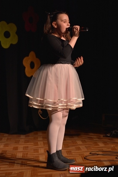 Zdjęcie w galerii na portalu naszraciborz.pl: Na wiosenną nutę na scenie w MDK wiadomości z regionu