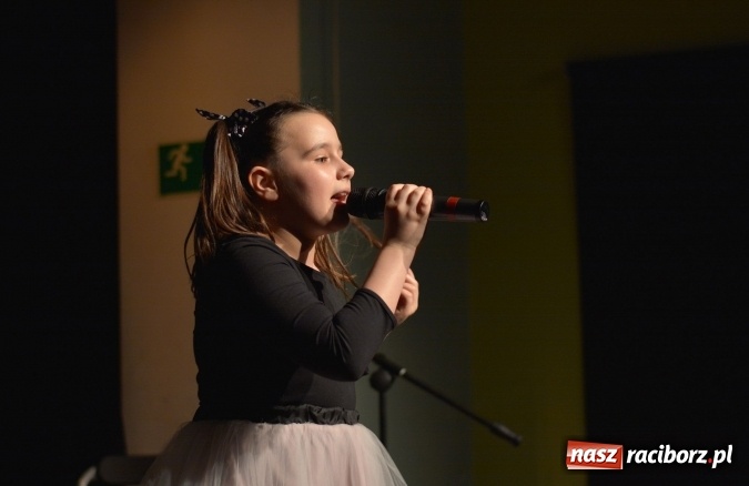 Zdjęcie w galerii na portalu naszraciborz.pl: Na wiosenną nutę na scenie w MDK wiadomości z regionu