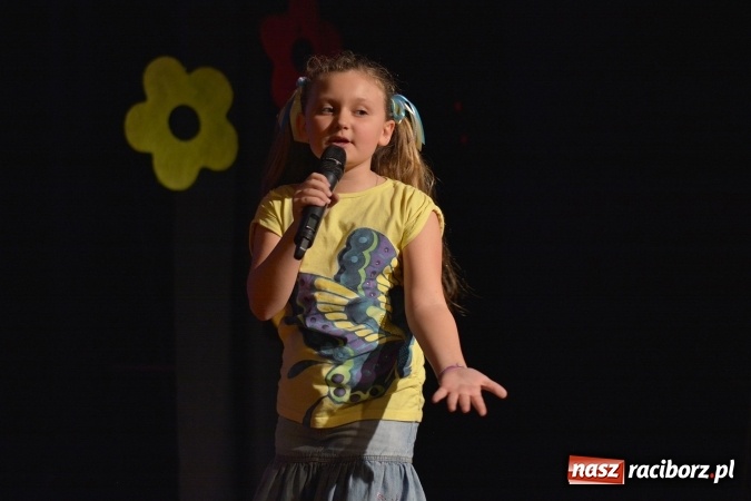 Zdjęcie w galerii na portalu naszraciborz.pl: Na wiosenną nutę na scenie w MDK wiadomości z regionu