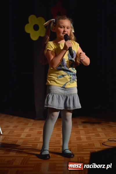 Zdjęcie w galerii na portalu naszraciborz.pl: Na wiosenną nutę na scenie w MDK wiadomości z regionu
