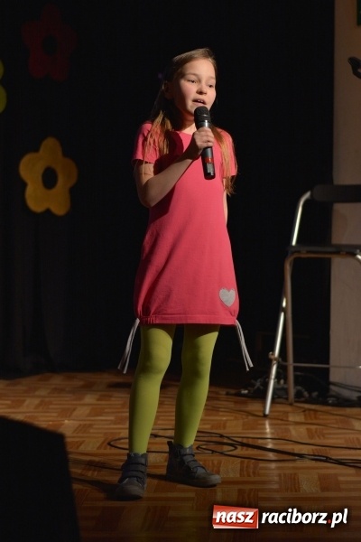 Zdjęcie w galerii na portalu naszraciborz.pl: Na wiosenną nutę na scenie w MDK wiadomości z regionu