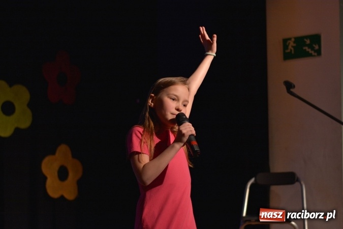 Zdjęcie w galerii na portalu naszraciborz.pl: Na wiosenną nutę na scenie w MDK wiadomości z regionu