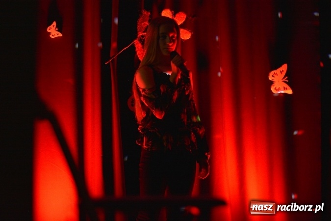 Zdjęcie w galerii na portalu naszraciborz.pl: Na wiosenną nutę na scenie w MDK wiadomości z regionu