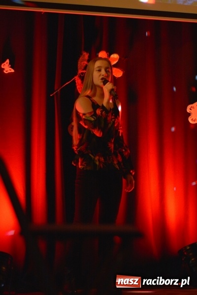 Zdjęcie w galerii na portalu naszraciborz.pl: Na wiosenną nutę na scenie w MDK wiadomości z regionu