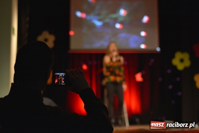 Zdjęcie w galerii na portalu naszraciborz.pl: Na wiosenną nutę na scenie w MDK wiadomości z regionu