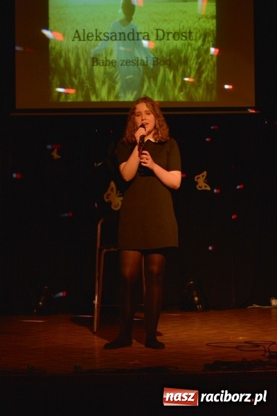 Zdjęcie w galerii na portalu naszraciborz.pl: Na wiosenną nutę na scenie w MDK wiadomości z regionu