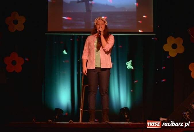 Zdjęcie w galerii na portalu naszraciborz.pl: Na wiosenną nutę na scenie w MDK wiadomości z regionu
