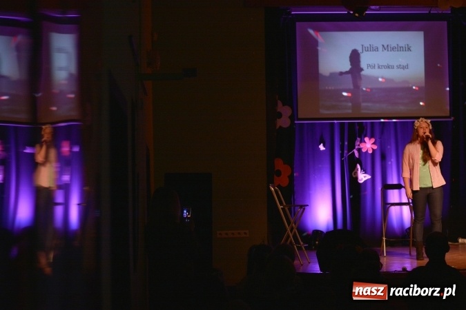 Zdjęcie w galerii na portalu naszraciborz.pl: Na wiosenną nutę na scenie w MDK wiadomości z regionu