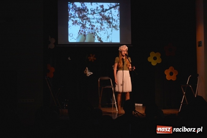 Zdjęcie w galerii na portalu naszraciborz.pl: Na wiosenną nutę na scenie w MDK wiadomości z regionu