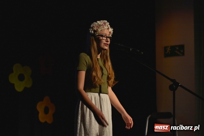 Zdjęcie w galerii na portalu naszraciborz.pl: Na wiosenną nutę na scenie w MDK wiadomości z regionu