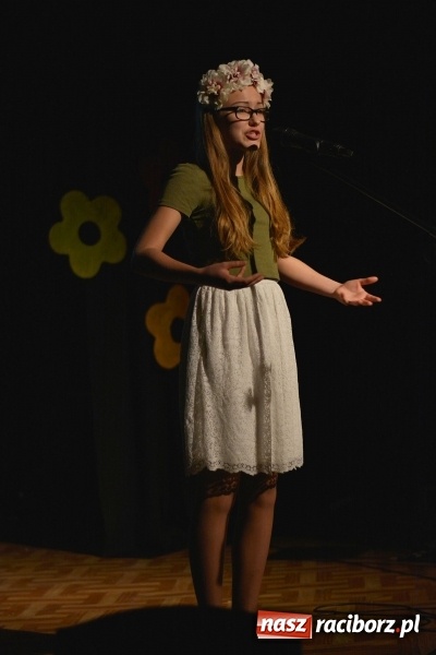 Zdjęcie w galerii na portalu naszraciborz.pl: Na wiosenną nutę na scenie w MDK wiadomości z regionu