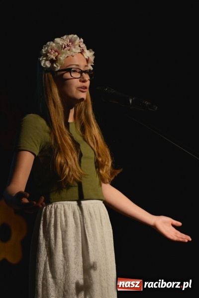 Zdjęcie w galerii na portalu naszraciborz.pl: Na wiosenną nutę na scenie w MDK wiadomości z regionu