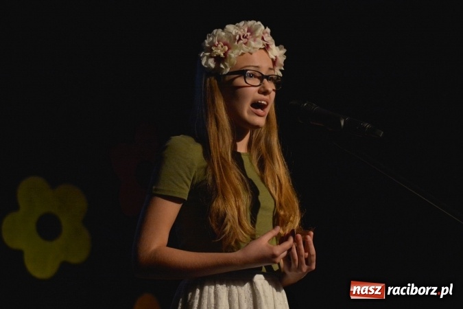 Zdjęcie w galerii na portalu naszraciborz.pl: Na wiosenną nutę na scenie w MDK wiadomości z regionu