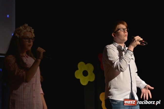 Zdjęcie w galerii na portalu naszraciborz.pl: Na wiosenną nutę na scenie w MDK wiadomości z regionu