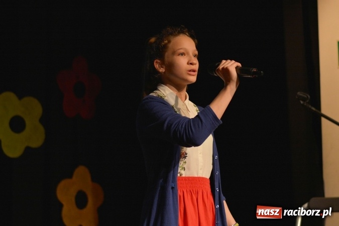 Zdjęcie w galerii na portalu naszraciborz.pl: Na wiosenną nutę na scenie w MDK wiadomości z regionu