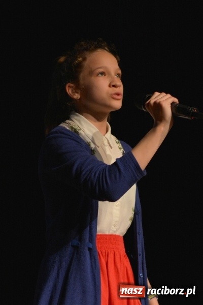 Zdjęcie w galerii na portalu naszraciborz.pl: Na wiosenną nutę na scenie w MDK wiadomości z regionu