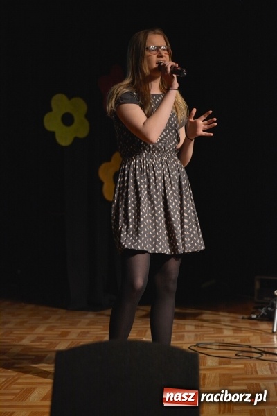 Zdjęcie w galerii na portalu naszraciborz.pl: Na wiosenną nutę na scenie w MDK wiadomości z regionu