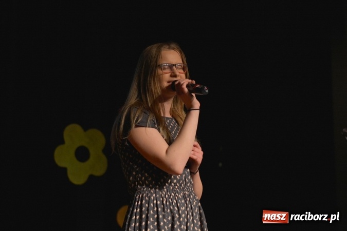 Zdjęcie w galerii na portalu naszraciborz.pl: Na wiosenną nutę na scenie w MDK wiadomości z regionu