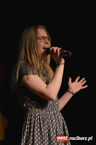 Zdjęcie w galerii na portalu naszraciborz.pl: Na wiosenną nutę na scenie w MDK wiadomości z regionu