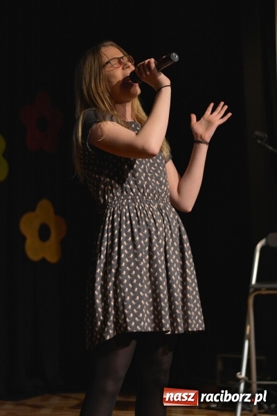 Zdjęcie w galerii na portalu naszraciborz.pl: Na wiosenną nutę na scenie w MDK wiadomości z regionu