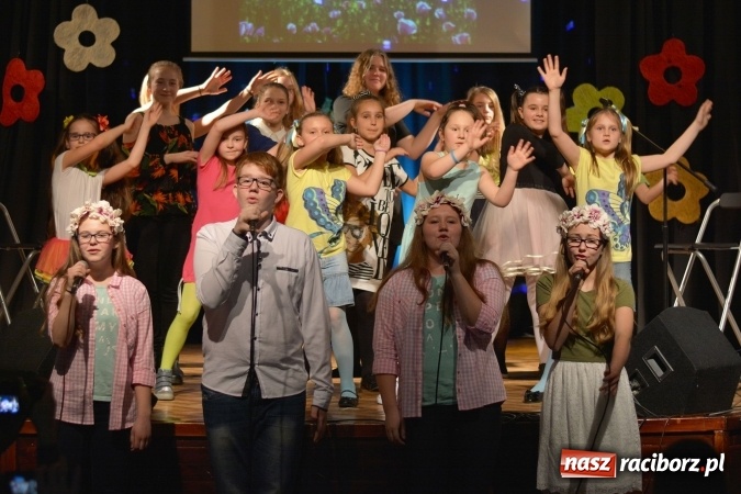 Zdjęcie w galerii na portalu naszraciborz.pl: Na wiosenną nutę na scenie w MDK wiadomości z regionu