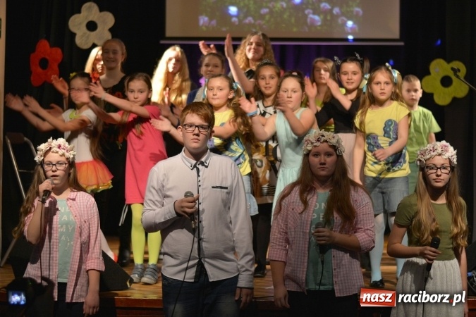 Zdjęcie w galerii na portalu naszraciborz.pl: Na wiosenną nutę na scenie w MDK wiadomości z regionu