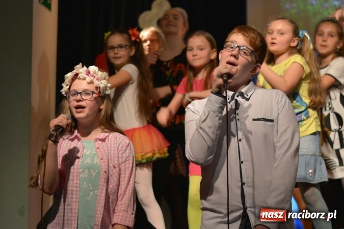 Zdjęcie w galerii na portalu naszraciborz.pl: Na wiosenną nutę na scenie w MDK wiadomości z regionu