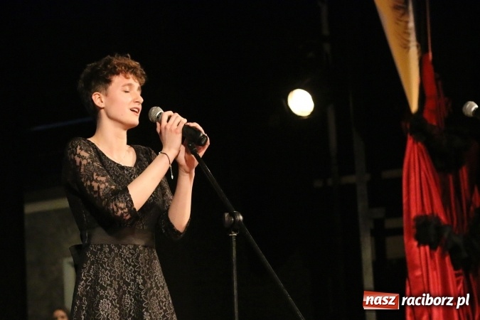 Zdjęcie w galerii na portalu naszraciborz.pl: Grand Prix raciborskiego V Ogólnopolskiego Przeglądu Piosenki Hiszpańskojęzycznej dla warszawianki  wiadomości z regionu