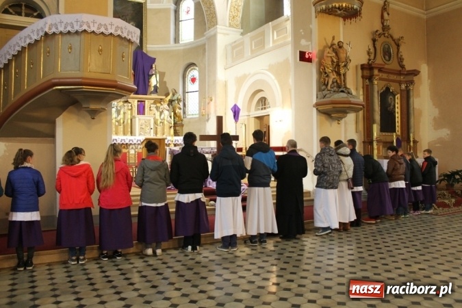 Zdjęcie w galerii na portalu naszraciborz.pl: IV Droga Krzyżowa ulicami Sławikowa wiadomości z regionu