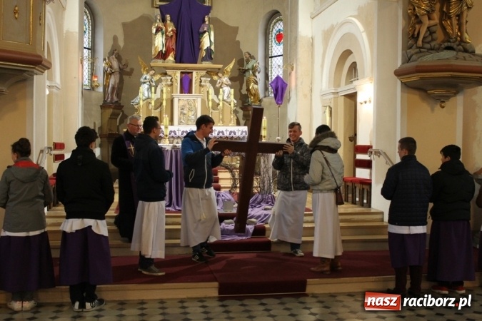 Zdjęcie w galerii na portalu naszraciborz.pl: IV Droga Krzyżowa ulicami Sławikowa wiadomości z regionu