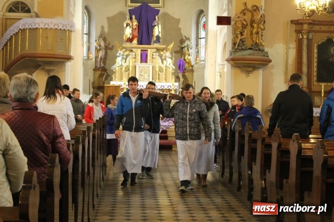 Zdjęcie w galerii na portalu naszraciborz.pl: IV Droga Krzyżowa ulicami Sławikowa wiadomości z regionu