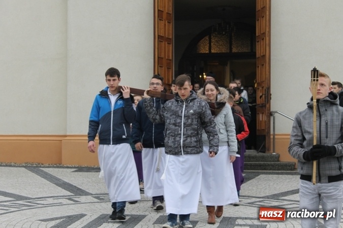 Zdjęcie w galerii na portalu naszraciborz.pl: IV Droga Krzyżowa ulicami Sławikowa wiadomości z regionu