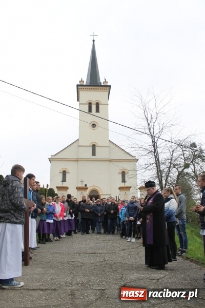 Zdjęcie w galerii na portalu naszraciborz.pl: IV Droga Krzyżowa ulicami Sławikowa wiadomości z regionu