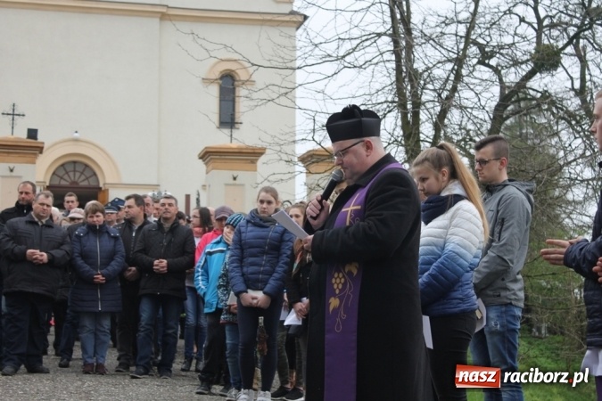 Zdjęcie w galerii na portalu naszraciborz.pl: IV Droga Krzyżowa ulicami Sławikowa wiadomości z regionu