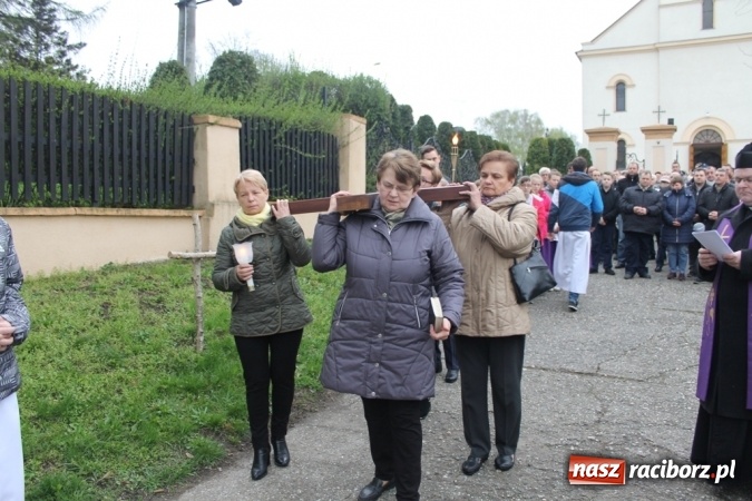 Zdjęcie w galerii na portalu naszraciborz.pl: IV Droga Krzyżowa ulicami Sławikowa wiadomości z regionu