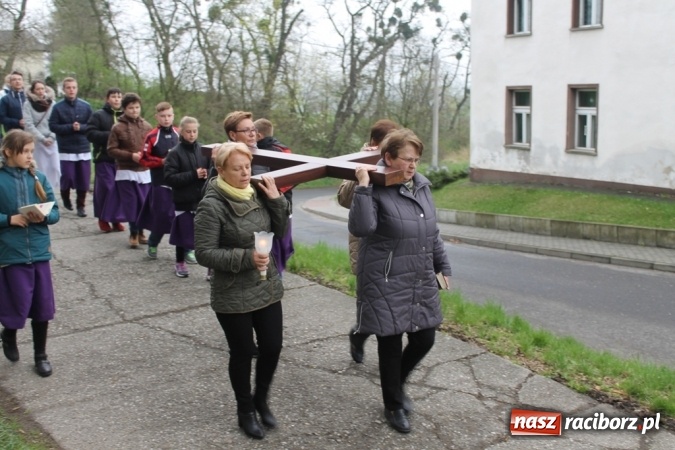 Zdjęcie w galerii na portalu naszraciborz.pl: IV Droga Krzyżowa ulicami Sławikowa wiadomości z regionu