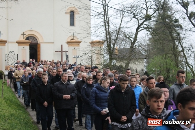 Zdjęcie w galerii na portalu naszraciborz.pl: IV Droga Krzyżowa ulicami Sławikowa wiadomości z regionu
