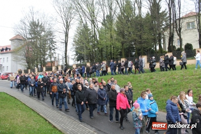 Zdjęcie w galerii na portalu naszraciborz.pl: IV Droga Krzyżowa ulicami Sławikowa wiadomości z regionu