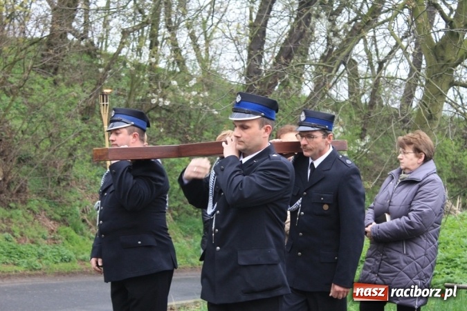 Zdjęcie w galerii na portalu naszraciborz.pl: IV Droga Krzyżowa ulicami Sławikowa wiadomości z regionu