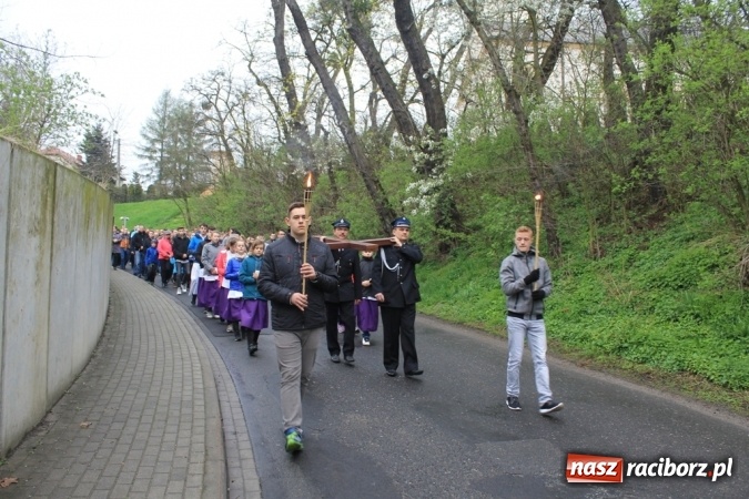 Zdjęcie w galerii na portalu naszraciborz.pl: IV Droga Krzyżowa ulicami Sławikowa wiadomości z regionu
