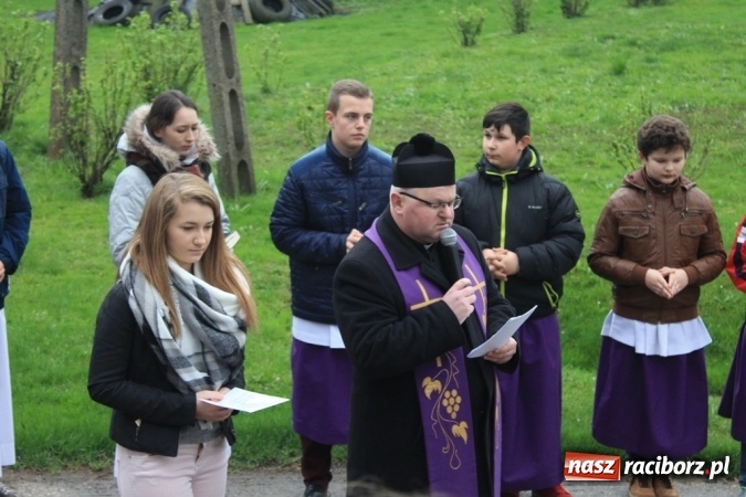Zdjęcie w galerii na portalu naszraciborz.pl: IV Droga Krzyżowa ulicami Sławikowa wiadomości z regionu