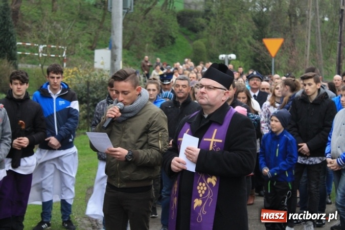 Zdjęcie w galerii na portalu naszraciborz.pl: IV Droga Krzyżowa ulicami Sławikowa wiadomości z regionu