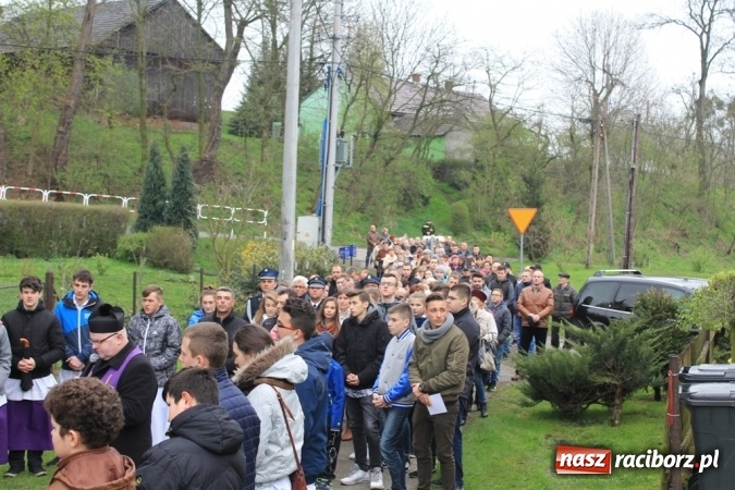 Zdjęcie w galerii na portalu naszraciborz.pl: IV Droga Krzyżowa ulicami Sławikowa wiadomości z regionu