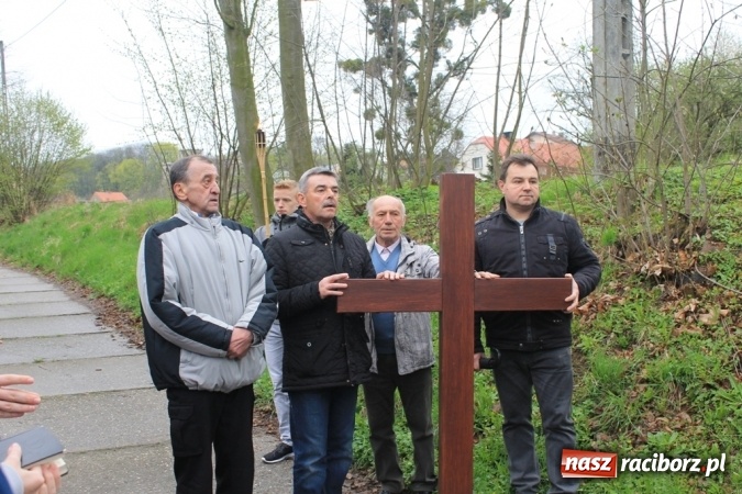 Zdjęcie w galerii na portalu naszraciborz.pl: IV Droga Krzyżowa ulicami Sławikowa wiadomości z regionu