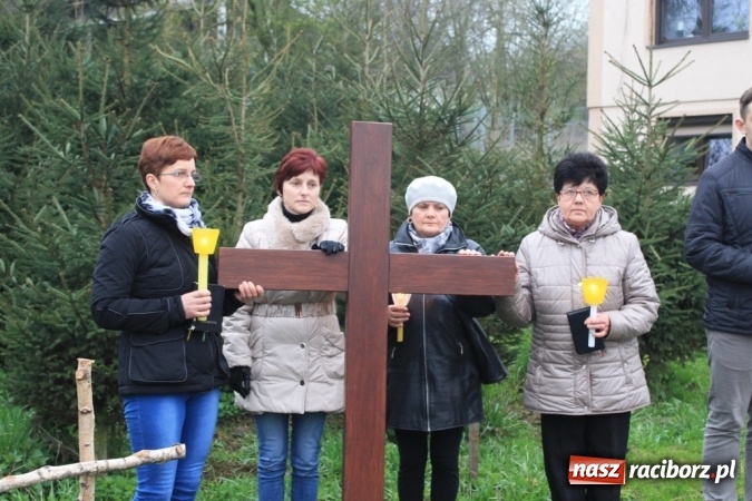 Zdjęcie w galerii na portalu naszraciborz.pl: IV Droga Krzyżowa ulicami Sławikowa wiadomości z regionu
