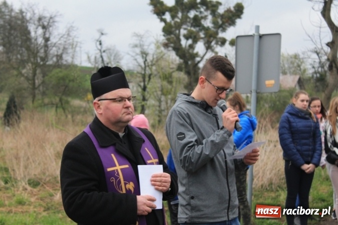 Zdjęcie w galerii na portalu naszraciborz.pl: IV Droga Krzyżowa ulicami Sławikowa wiadomości z regionu