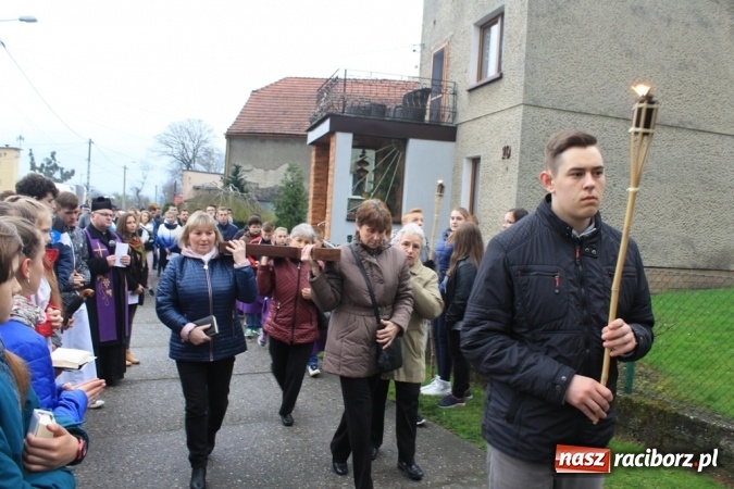 Zdjęcie w galerii na portalu naszraciborz.pl: IV Droga Krzyżowa ulicami Sławikowa wiadomości z regionu